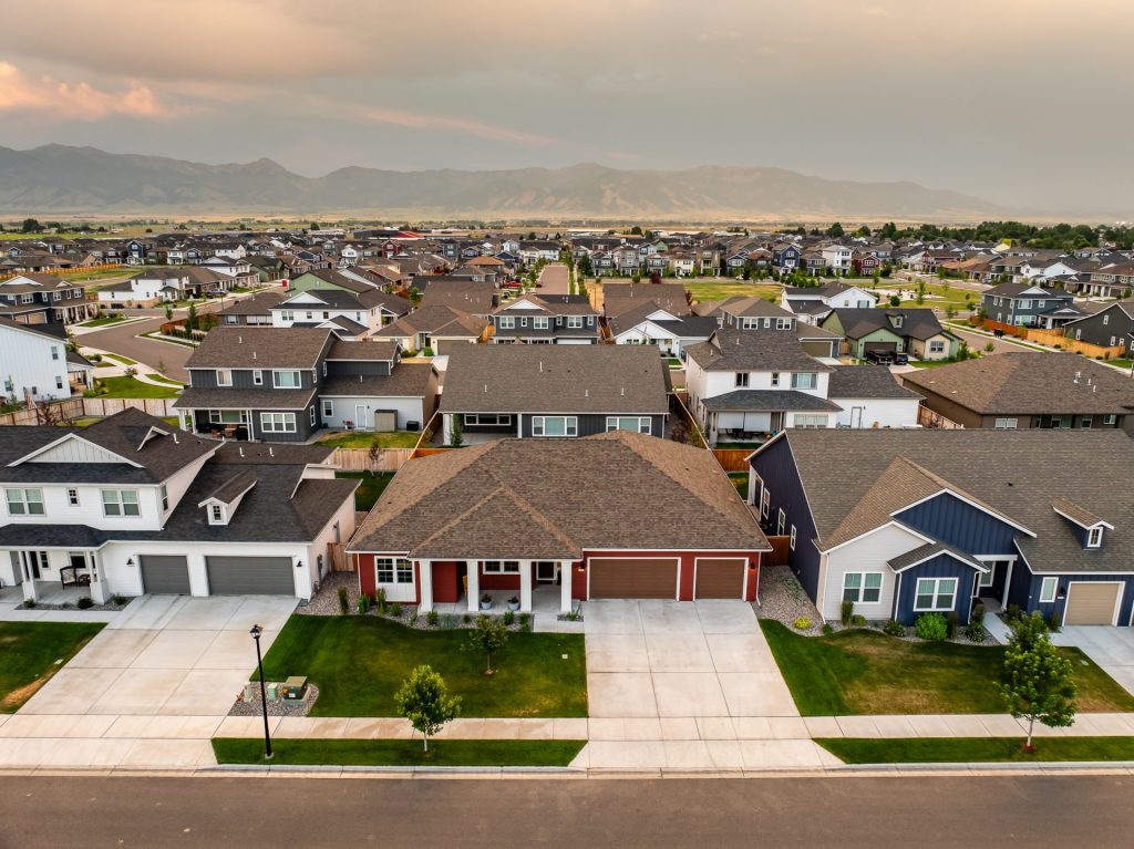 904 Halfpipe Street, aerial view of property and surrounding area