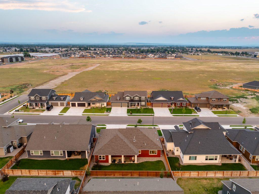 904 Halfpipe Street, aerial view of property and surrounding area