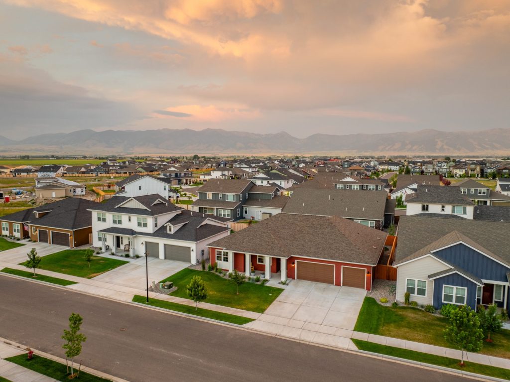 904 Halfpipe Street, aerial view of property and surrounding area