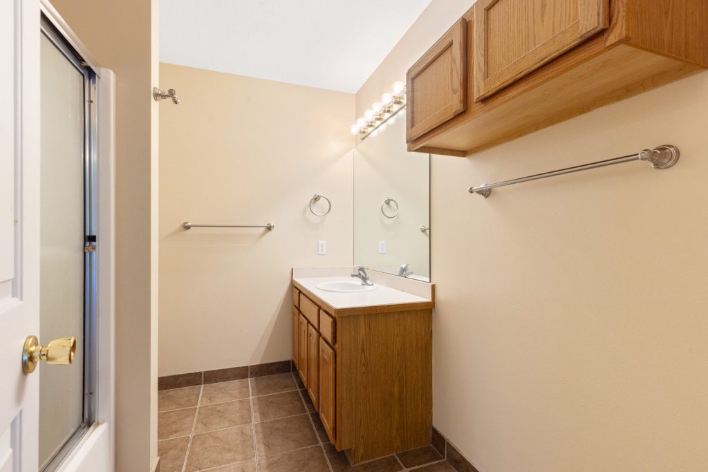 519 N 19th Avenue, Unit C, primary bedroom bath