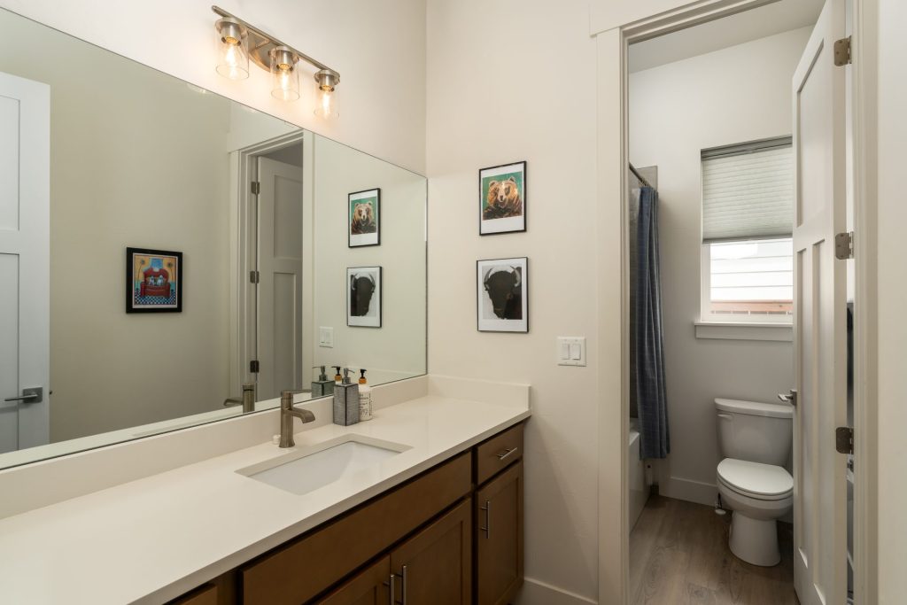 904 Halfpipe Street, full hallway bathroom