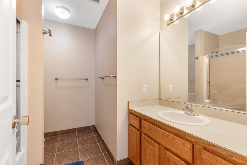 519 N 19th Avenue, Unit C, hall bath on second floor