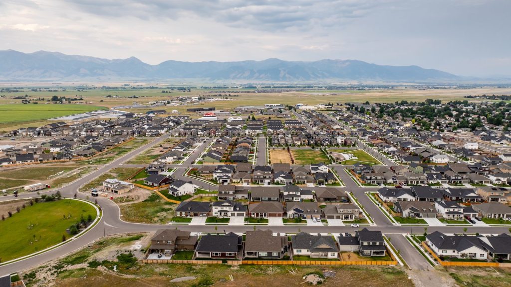 904 Halfpipe Street, aerial view of property and surrounding area