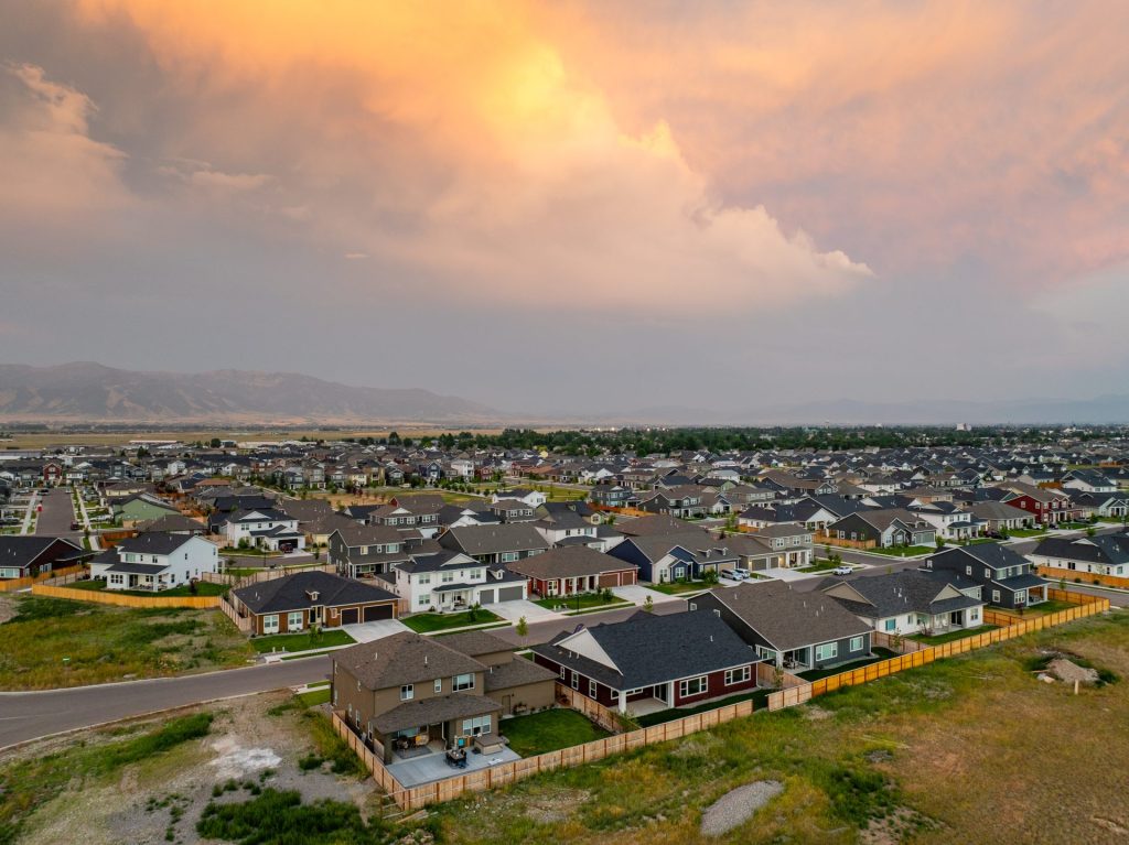 904 Halfpipe Street, aerial view of property and surrounding area