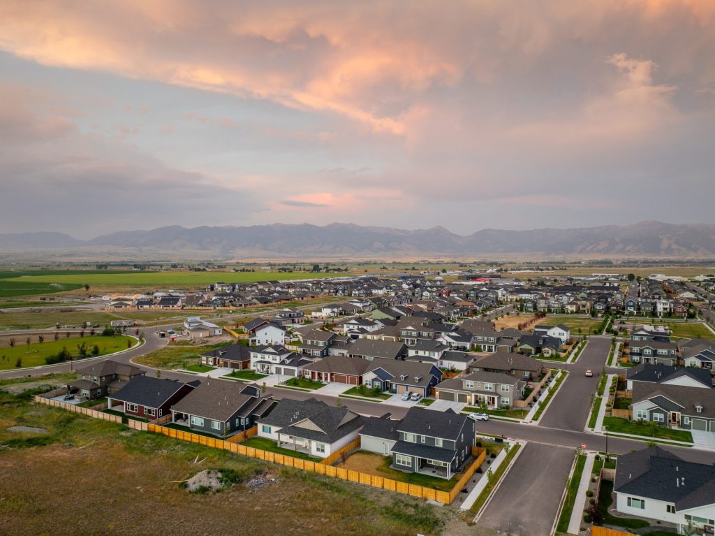 904 Halfpipe Street, aerial view of property and surrounding area