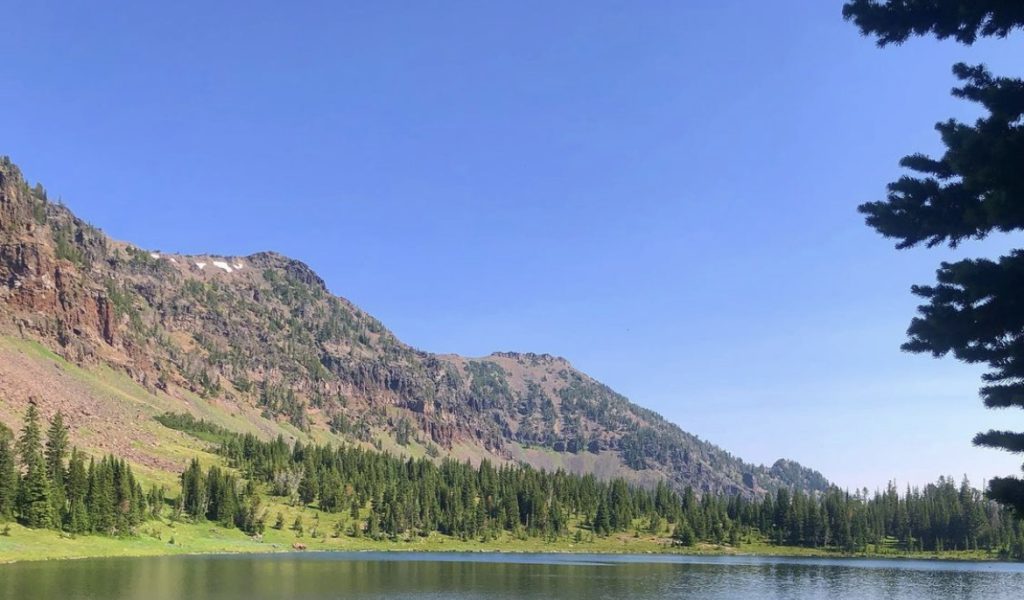 panoramic view from the edge of emerald lake